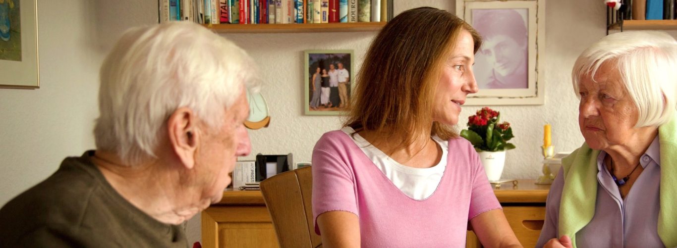 Antje Rieger im Gespräch vertieft Antje Rieger im Gespräch mit einem alten Ehepaar