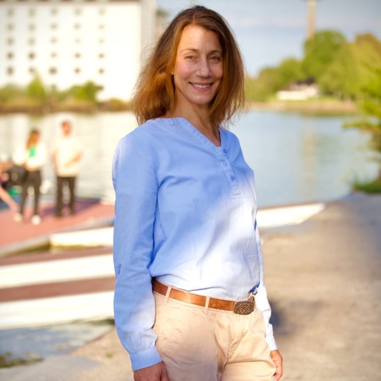 Antje Rieger steht an einem Ufer in Münster